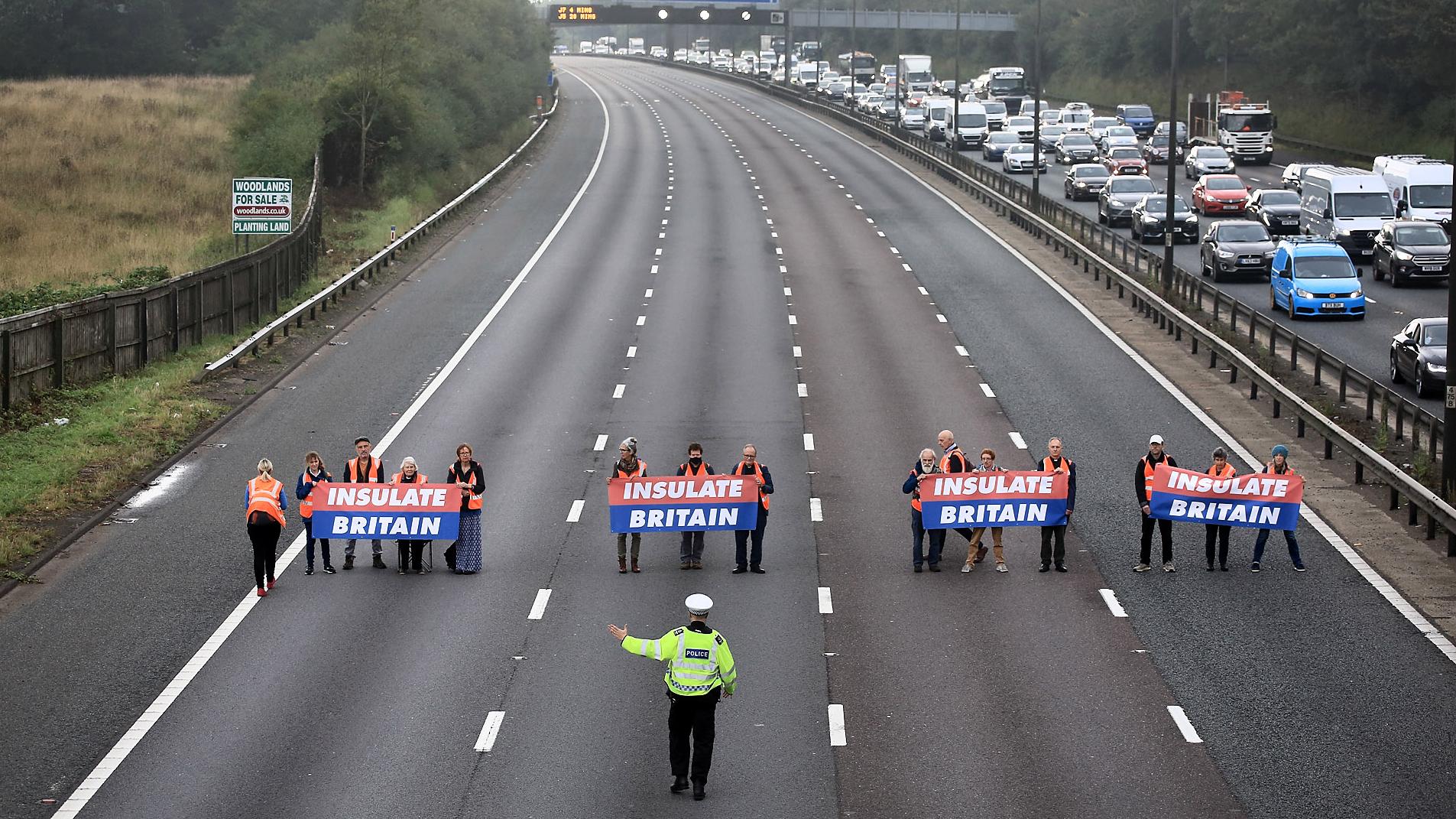 Image of an Insulate Britain roadblock September 2021